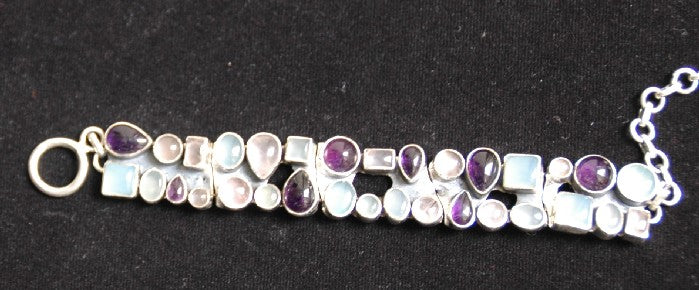 Moderne armband met verschillende cabochons