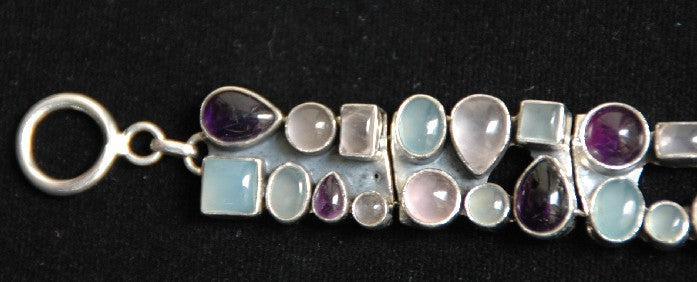 Moderne armband met verschillende cabochons