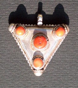 Zilveren haner met 4 koralen. € 30,-