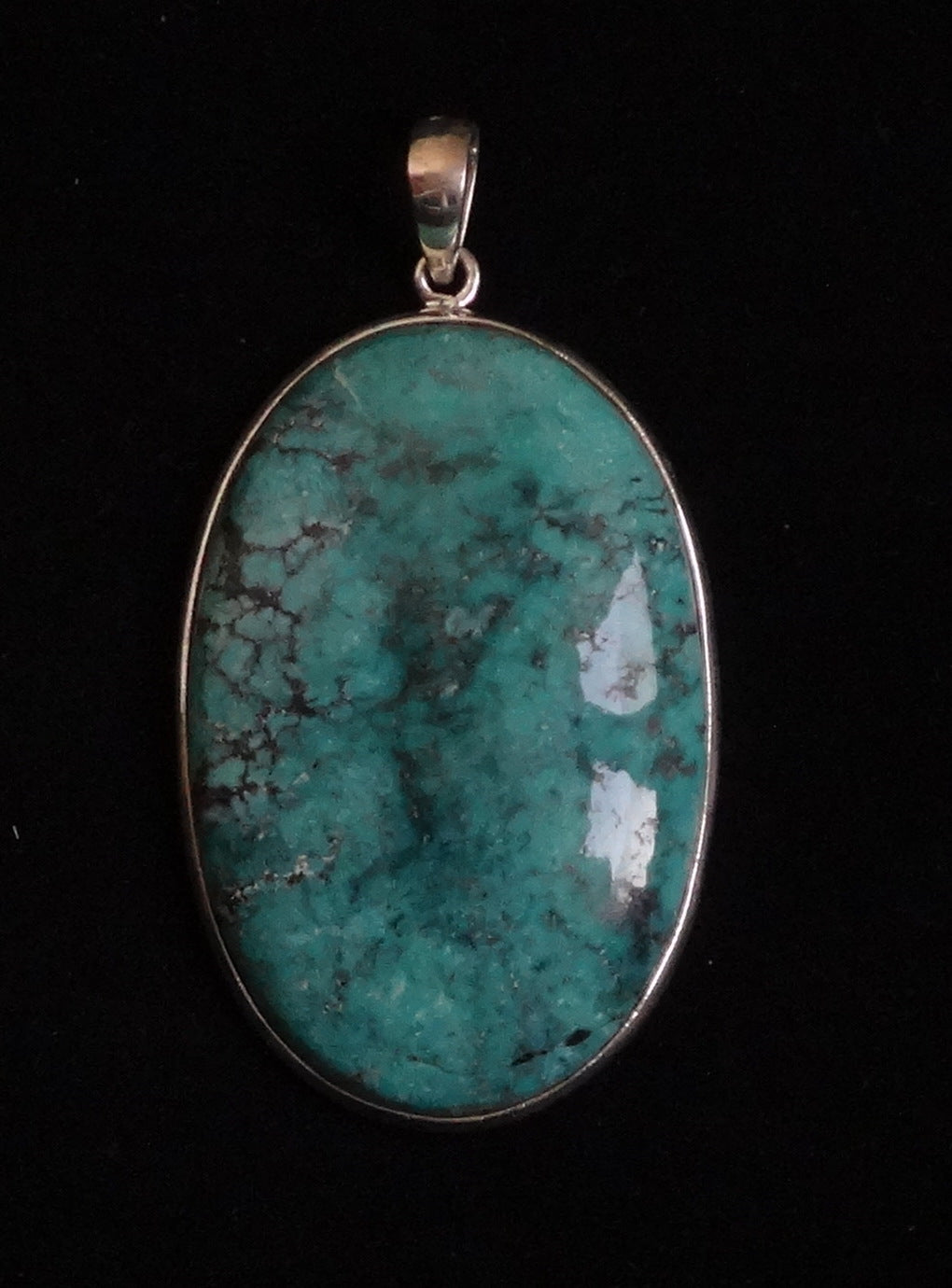 Mooie grote hanger met turkoois, zilveren rand. Afmetingen zijn 50x32mm, € 55,-