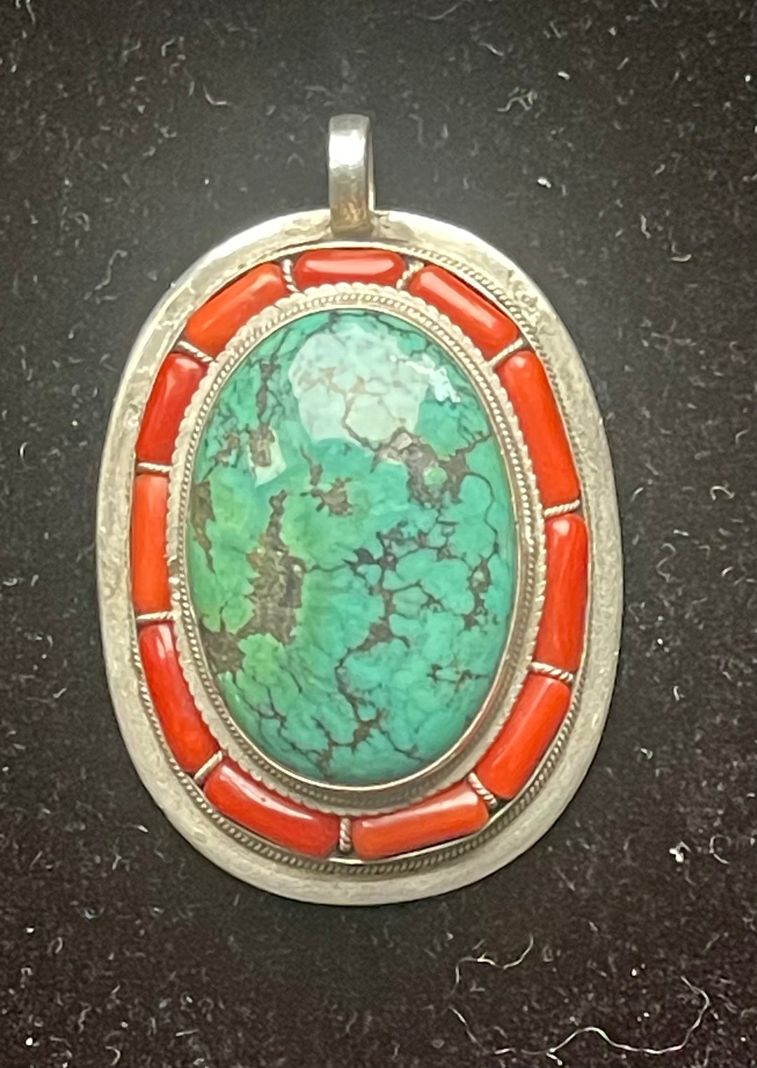 Ovale Turkoois steen, met rand van koraal en zilver 50x35mm €95