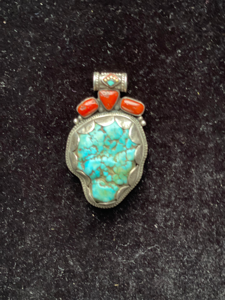 Turkoois nugget gevat in zilver, bekroond met 3 koralen. 56x32mm 33,36 gram
€ 85