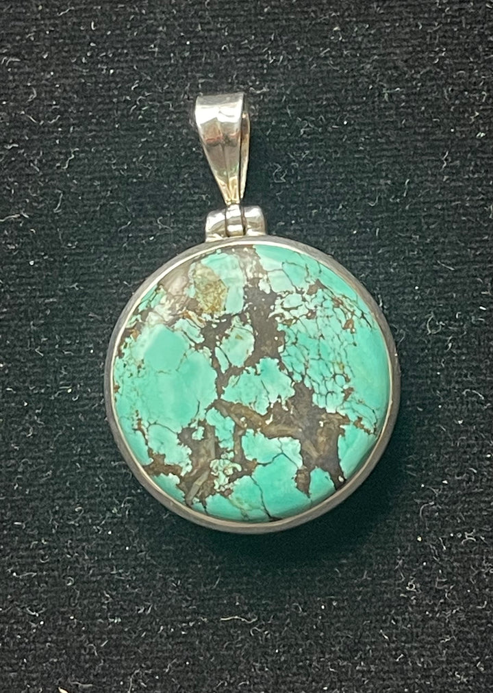 Mooi getekend Turkoois. Rond. 29mm    Zilveren rand. 17 gram €  50,-