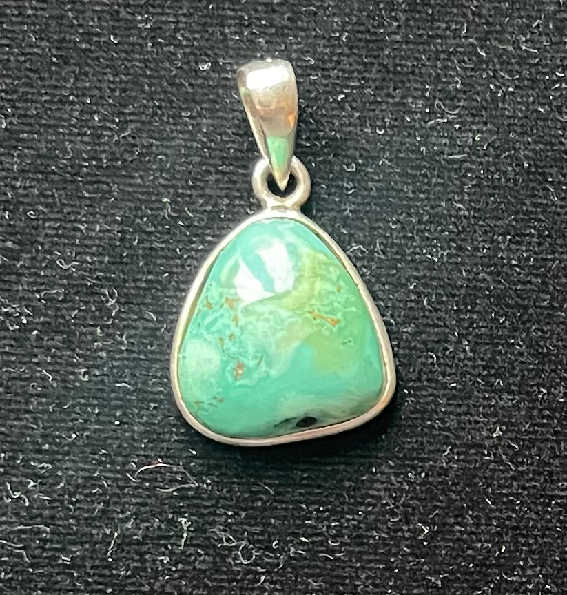 Turkoois met zilveren rand. Zijd driehoek 19mm 5,03 gram. € 22,50