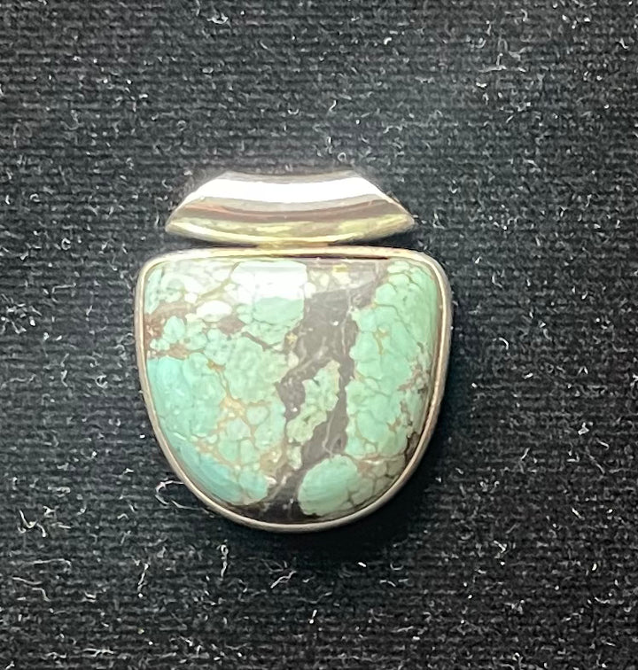 Turkois met zilveren rand. 23x23mm 8 gram. € 30,-