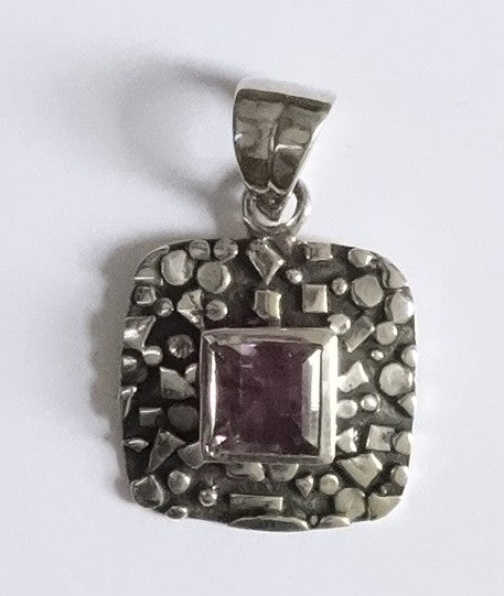 Brede zilveren rand.