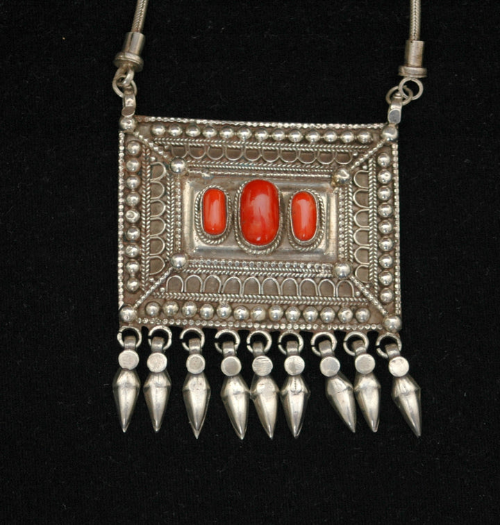 Grote zilveren hanger met 3 koralen. € 159,-